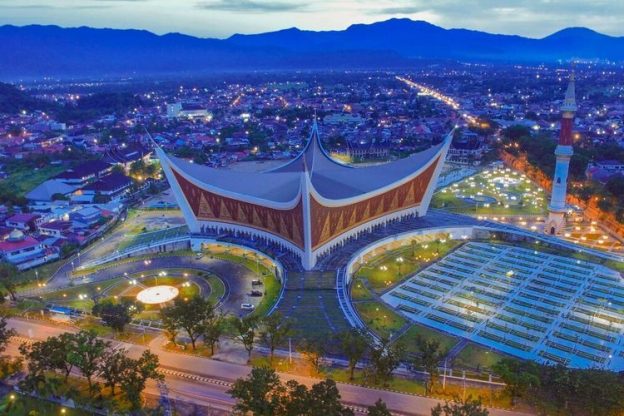 Masjid Raya Sumbar. Tahan Gempa dan masuk dalam 7 Arsitektur Terbaik Dunia