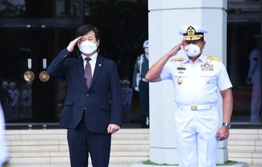 Kepala Staf Angkatan Laut Laksamana Yudo Margono menerima kunjungan kehormatan Menteri Administrasi Porgram Akuisisi Pertahanan (Minister of Defense Acquisition Program Administration/DAPA) Korea Selatan Gang Eun-Ho di Makras Besar TNI AL, di Jakarta, pada Jumat (28/1/2022) 