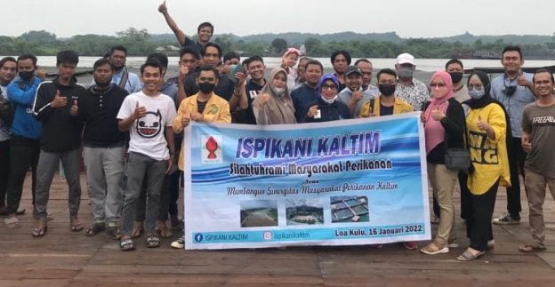 Anggota Ispikani Kaltim saat sesi foto bersama masyarakat Kecamatan Loa Kulu, Kabupaten Kukar.