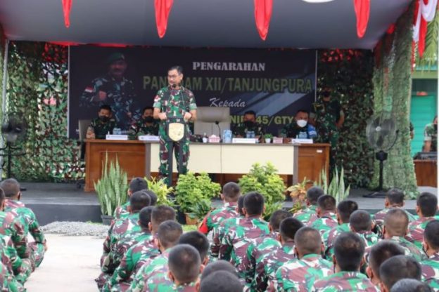 "Tugas operasi kali ini akan lebih mudah karena dilaksanakan di wilayah sendiri, bukan di wilayah Komando Utama (Kotama) yang lain," kata Panglima Kodam XII/Tanjungpura Mayjen TNI Sulaiman Agusto dalam pengarahannya di Mayonif 645/GTY di Kabupaten Sambas, Kalimantan Barat, Sabtu (29/01/2022)