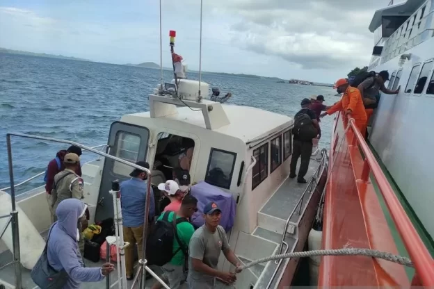 "Pukul 08:20 WIT, Command Center Kantor SAR Ambon menerima informasi dari Koordinator Pos Tual melaporkan speedboat yang membawa rombongan Wawali Tual sebanyak 20 orang mengalami mati mesin di sekitar Perairan Ubur, Kabupaten Maluku Tenggara," kata Kepala Kantor Pencarian dan Pertolongan (Basarnas) Ambon Mustari di Ambon, Sabtu (26/01/2022)