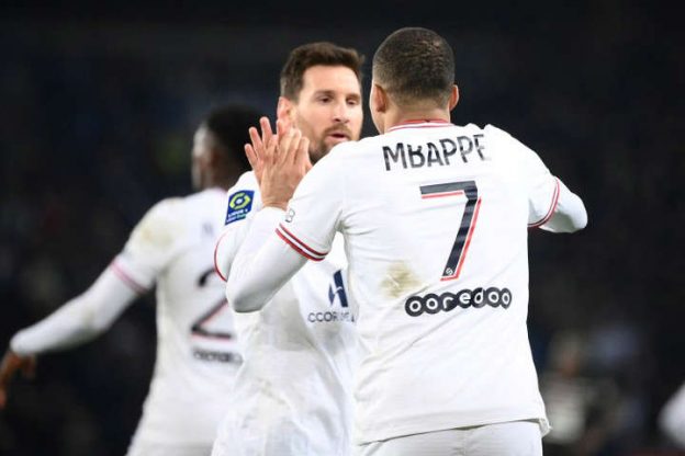 Selebrasi pemain Paris Saint-Germain (PSG) Kylian Mbappe usai mencetak gol ke gawang Rennes pada pertandingan lanjutan Liga Prancis di Stadion The Parc des Princes, Paris, Prancis, Jumat (11/2/2022)