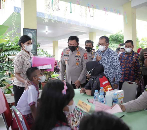 Walikota Makassar Moh.Ramdhan Pomanto (sapaan Danny) bersama Kapolda Sulsel Irjen Pol. Nana Sudjana, menghadiri launching Road Show Vaksinasi Covid-19 anak 6 -11 tahun, di SD Kristen Hati Kudus dan SD Santo Yosep, Kamis (03/01/2022).