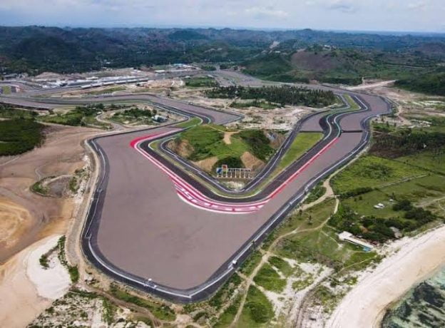 Foto udara tikungan ke 10 Pertamina Mandalika International Street Circuit jelang tes pramusim MotoGP di KEK Mandalika, Kuta, Kecamatan Pujut, Praya, Lombok Tengah, NTB (10/2/2022)