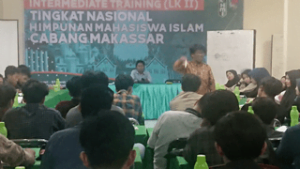 MHR Sika Songge (Narasumber), Sabaruddin (MOT) dan Peserta LK2 HMI Cabang makassar