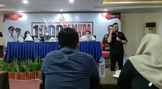 faisal Sahabuddin dalam membawakan Materi Pelatihan Kewirausahaan oleh Dispora Kota Makassar(foto ist)