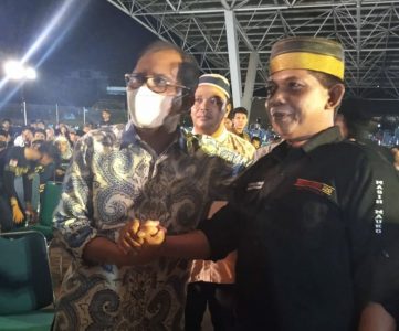 Wali Kota Makassa Moh Ramdhan Pumanto dan Dewan Komando Tetta Mangkasi dalam menghadiri acara buka puasa Batalyon 120 (Foto ist)