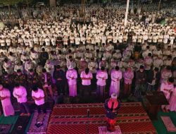 Wali Kota Makassar bersama Jajaran Pemerintahan dan Masyarakat laksanakan Shalat Subuh Berjamaah di Anjungan Pantai Losari, Minggu (10/4)