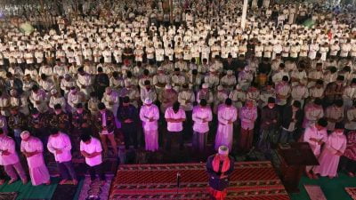 Wali Kota Makassar bersama Jajaran Pemerintahan dan Masyarakat laksanakan Shalat Subuh Berjamaah di Anjungan Pantai Losari, Minggu (10/4)