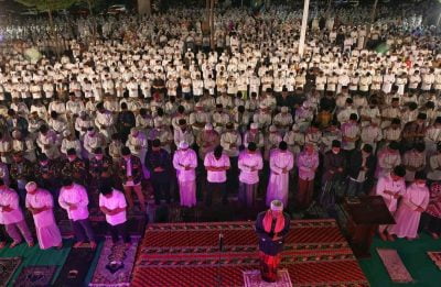 Wali Kota Makassar bersama Jajaran Pemerintahan dan Masyarakat laksanakan Shalat Subuh Berjamaah di Anjungan Pantai Losari, Minggu (10/4)