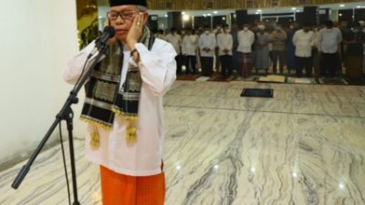 Wali kota pare-pare taufan pawe komandangi adzan pertama di mesjid terapung BJ Habibi