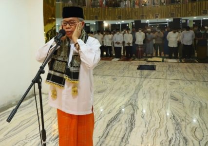 Wali kota pare-pare taufan pawe komandangi adzan pertama di mesjid terapung BJ Habibi