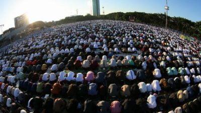 Pemkot Makassar bersama Masyarakat Shalat Idul Fitri Berjamaah di Lapangan Karebosi