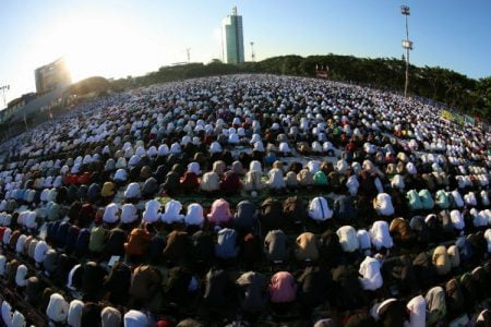 Pemkot Makassar bersama Masyarakat Shalat Idul Fitri Berjamaah di Lapangan Karebosi