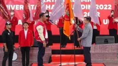 Jusuf Kalla dan Amran sulaiman pasa serah terima jabatan IKA Unhas 2022 e1652627267901
