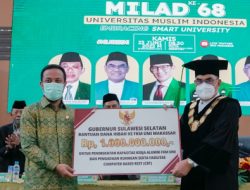 Gubernur Sulsel Andi Sudirman Sulaiman saat serahkan secara simbolis bantuan hibah untuk UMI Makassar e1656004605365