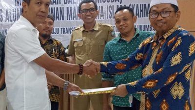 Kiri Syahruni Haris, S. Sos Kanan Mulyadi Mursali, S. Ag didampingi Hardi, S. E