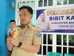 Bupati Kabupaten Bantaeng Ilham Syah Azikin memperkenalkan produk premium Industri Kecil Menengah IKM Chocotua dihapan petani kakao