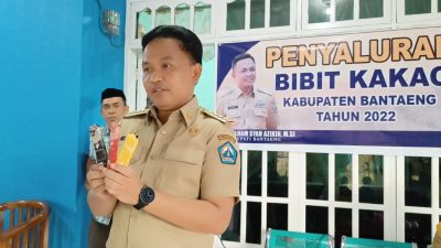 Bupati Kabupaten Bantaeng Ilham Syah Azikin memperkenalkan produk premium Industri Kecil Menengah IKM Chocotua dihapan petani kakao