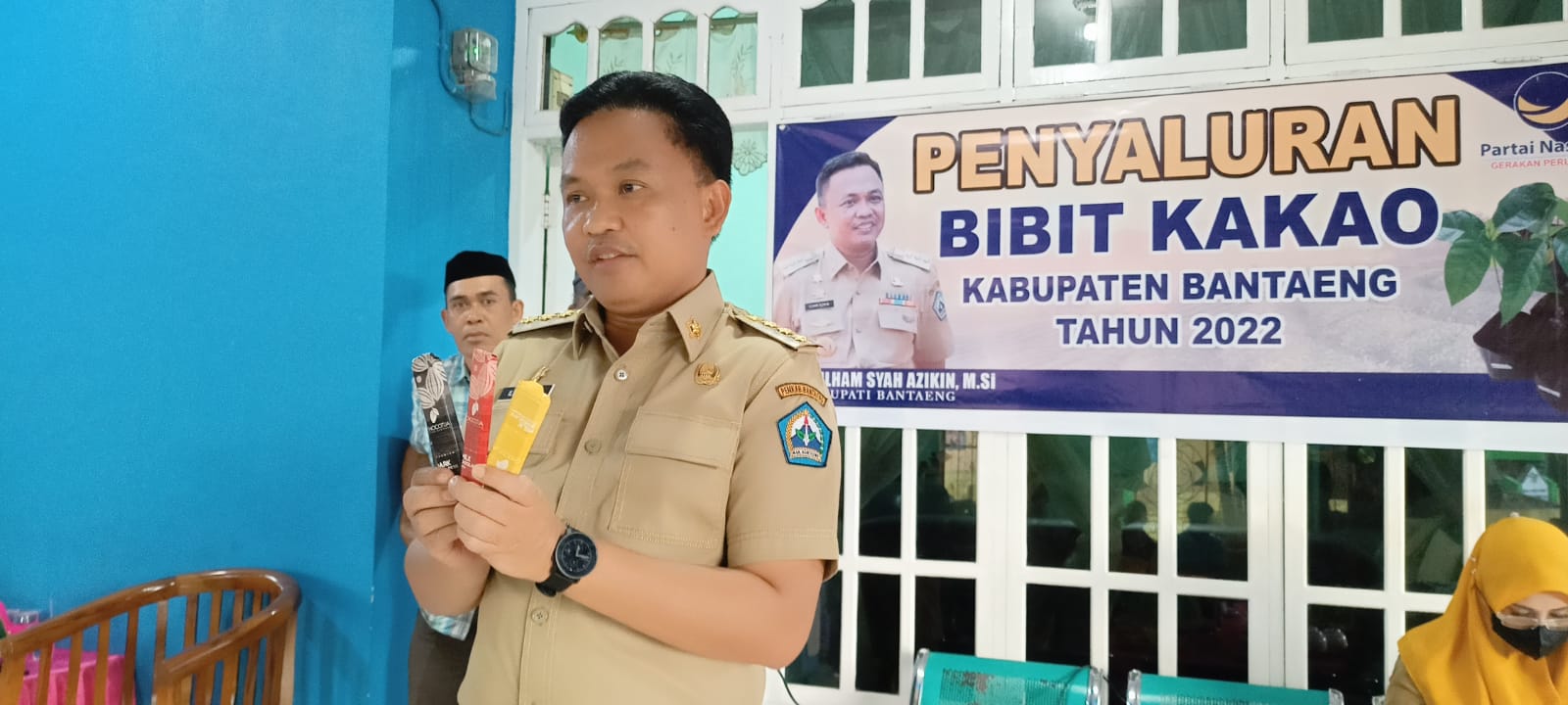 Bupati Kabupaten Bantaeng Ilham Syah Azikin memperkenalkan produk premium Industri Kecil Menengah IKM Chocotua dihapan petani kakao