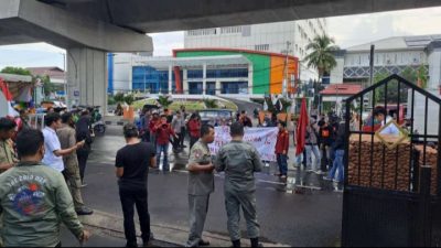Kondisi Demonstrasi Depan Kantor DPR-D Kota Makassar
