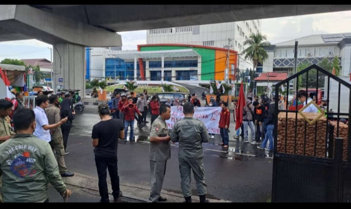 Kondisi Demonstrasi Depan Kantor DPR-D Kota Makassar