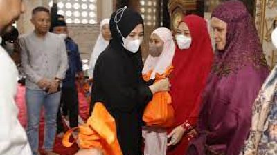 Wawali Makassar Fatmawati Rusdi Distribusikan 550 Paket Sembako Usai Shalat Subuh