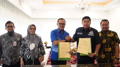 Sekretaris Daerah Provinsi (Sekprov) Sulawesi Selatan (Sulsel), Abdul Hayat saat teken Memorandum of Understanding (MoU) dengan Wali Kota Bogor, Bima Arya Sugiarto