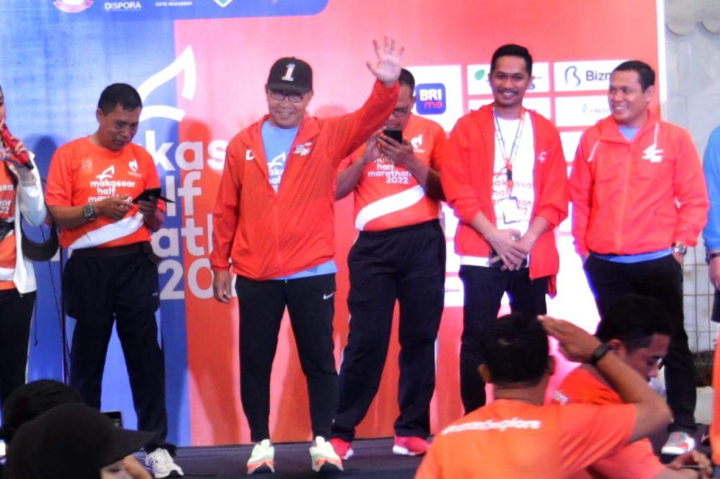 Walikota Danny Lepas Peserta Makassar Half Marathon 2022