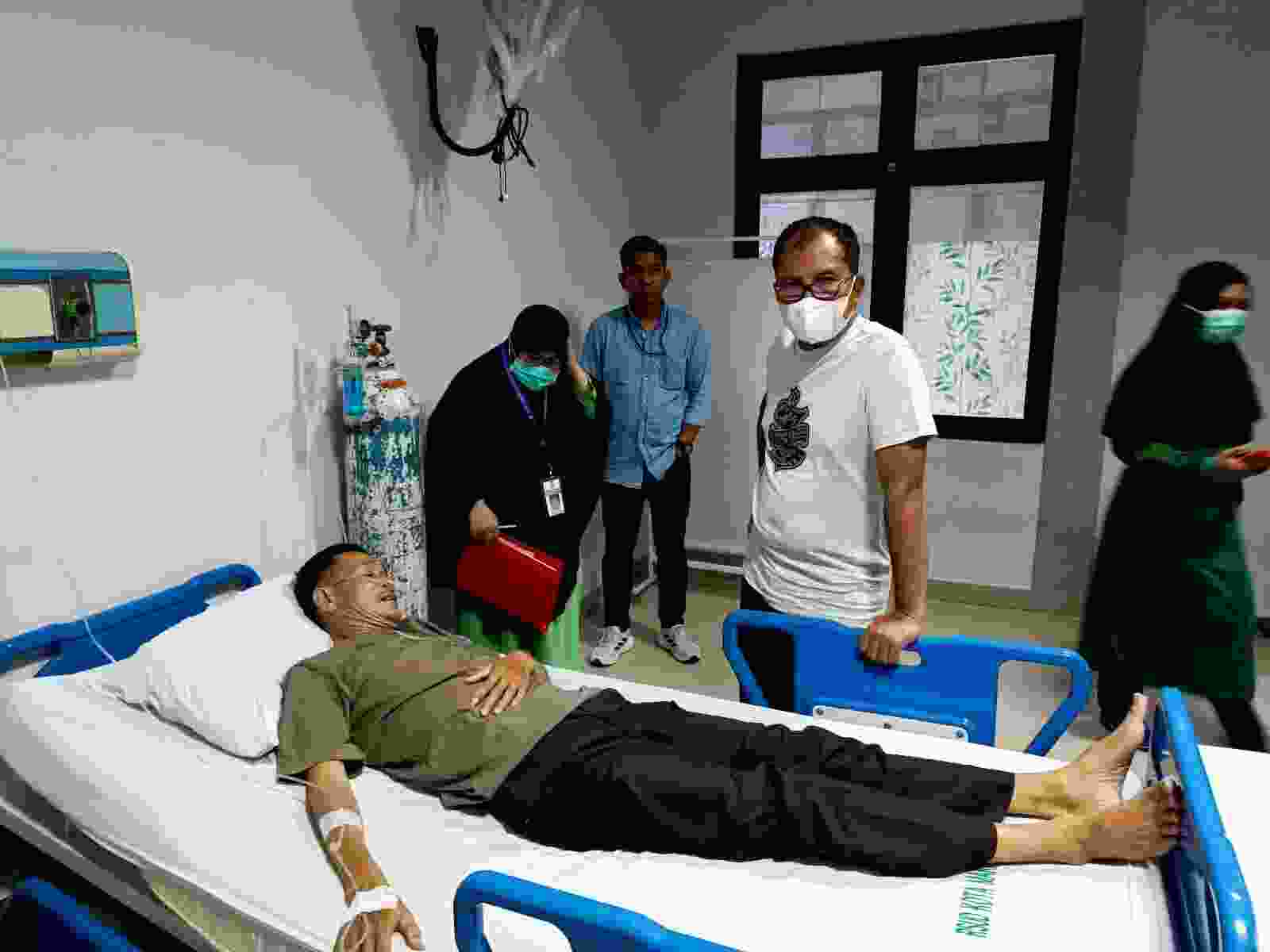 Walikota Danny Kunjungi Patwal Baharuddin Di RSUD Daya