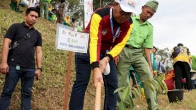 Walikota Danny tanam Pohon Durian Asal Sulawesi di Pulau Sumatera