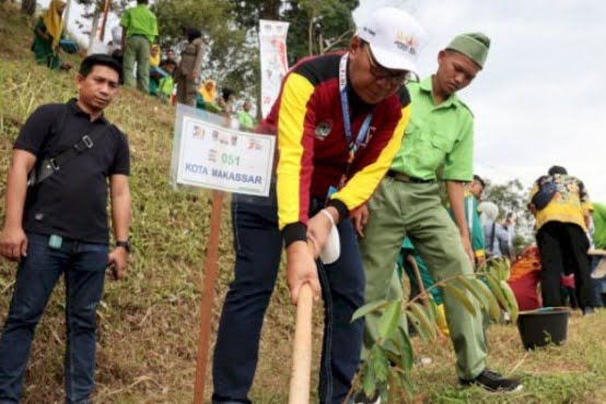 Walikota Danny tanam Pohon Durian Asal Sulawesi di Pulau Sumatera