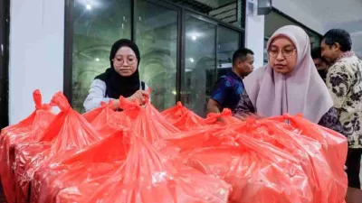 Pemkot Makassar Salurkan 260 Paket Makanan Pengungsi Banjir Tamalate 1