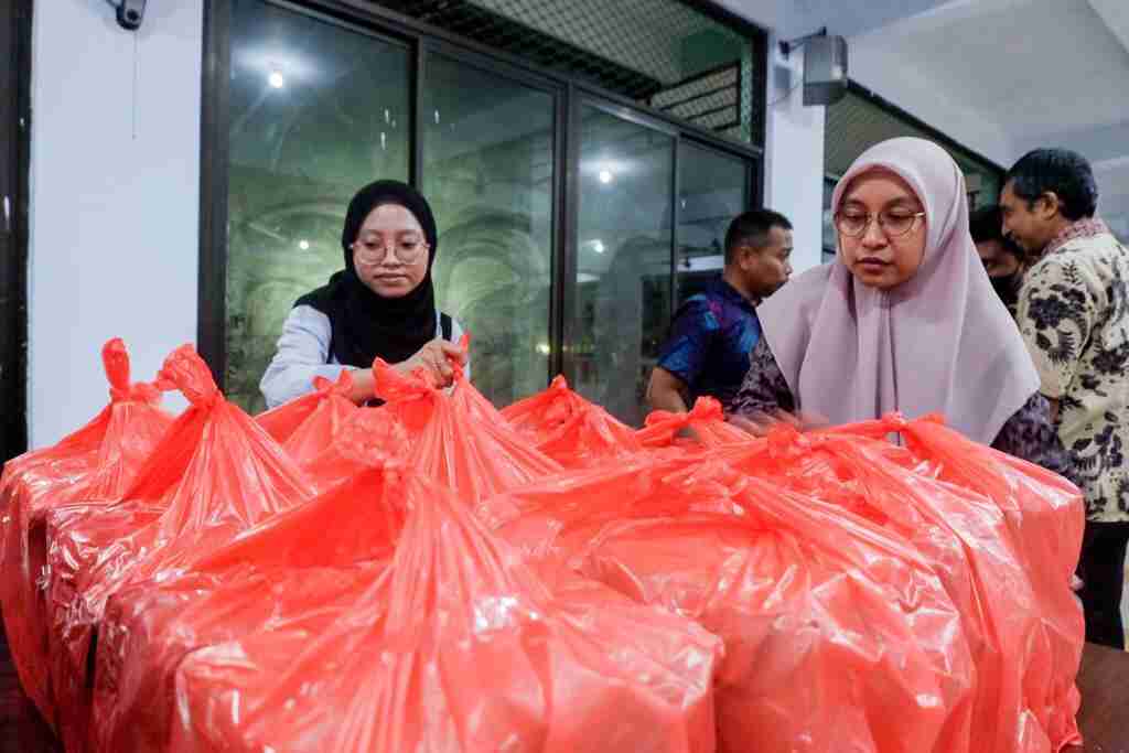 Pemkot Makassar Salurkan 260 Paket Makanan Pengungsi Banjir Tamalate 1