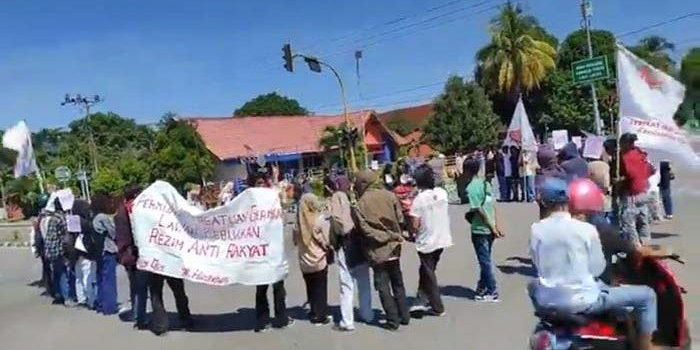 Demo Hardiknas di Bima