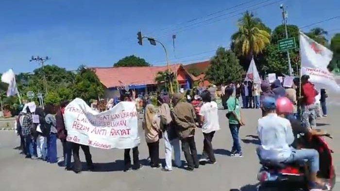 Demo Hardiknas di Bima