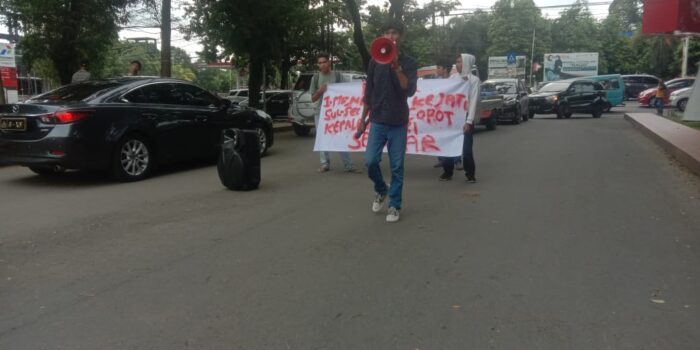 Dokumentasi Aksi unjuk rasa di depan Kantor Kapolda Sul-Sel
