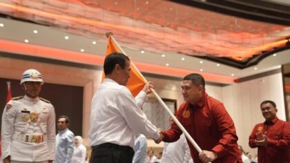 ketua ika unhas amran sulaiman melantik munafri arifuddin sebagai ketua ika fh unhas 1763103563226 169 1