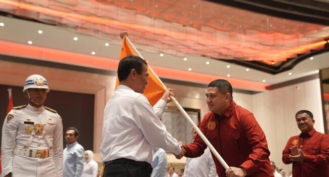 ketua ika unhas amran sulaiman melantik munafri arifuddin sebagai ketua ika fh unhas 1763103563226 169 1