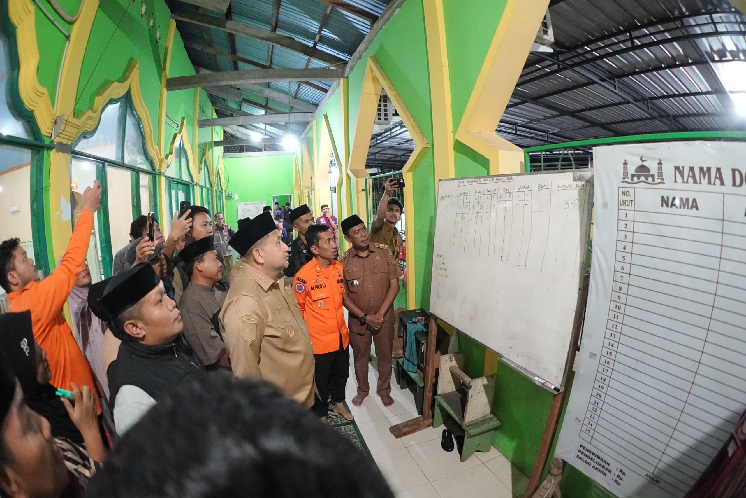 Malam Hari Disertai Hujan, Appi Sambangi Pengungsi Banjir, Pastikan Tak Ada Warga Terabaikan 2 IMG 20260225 WA0036 scaled