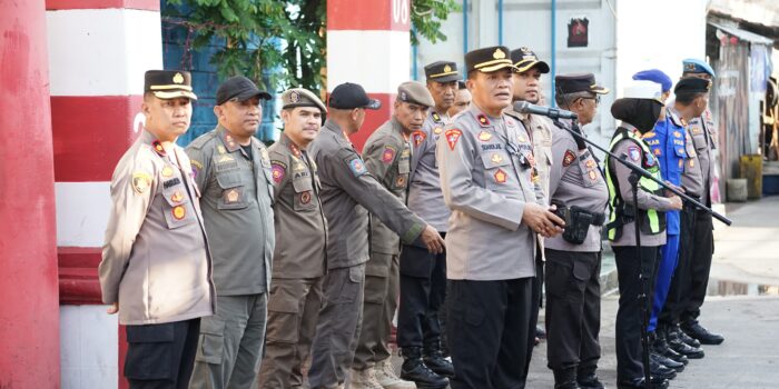 Petugas gabungan dari kepolisian, Satpol PP, dan unsur terkait mengikuti apel sebelum pelaksanaan penertiban pedagang kaki lima (PKL) di kawasan Jalan Kalimantan, Kecamatan Ujung Tanah, Makassar, Kamis (26/3/2026).